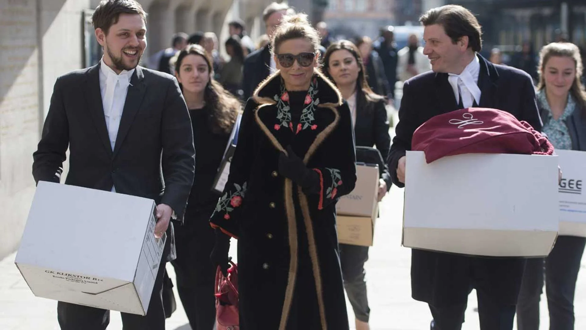 Tatiana Akhmedova saliendo del tribunal con sus abogados